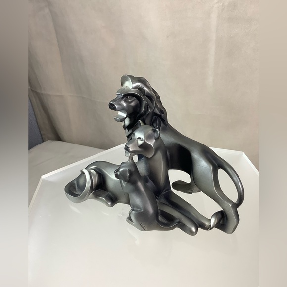 Lion, Lioness and Giraffe Figurines (ALL FIGURINES INCLUDED) - Picture 1 of 9